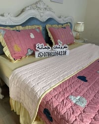 فرشه فري سايز متكونه من اربع قطع كفر مع وجهين مخده مع غطوه السعر 35 تو...