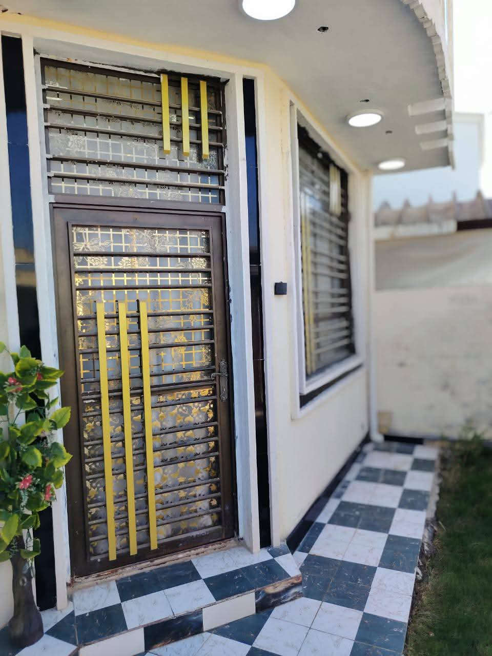 🏡 بيت للبيع – طابو زراعي سند 25
📍 الموقع: قطع حسنين – الشارع الثاني  
🔹 المساحة: 160 م²  
🔹 المساحة في السند: 150 م²  
🔹 البناء: حديث (طابوق وسقف صب كونكريت)  

🏠 يتكون من:
- حديقة  
- كراج سيارة  
- صحيات خارجية  
- مطبخ  
- استقبال  
- صالة  
- منور  
- غرفة نوم  
- مجمع صحيات  

🏠 الطابق الثاني:
- غرفة نوم  
- مجمع صحيات  
- سطح  

💰 السعر: على الخاص  

📞 للاستفسار: ***********  

🏢 مكتب عقار أهالي المسيب  
📍 حي المعلمين الثالثة – قرب جامع محمد الجواد
