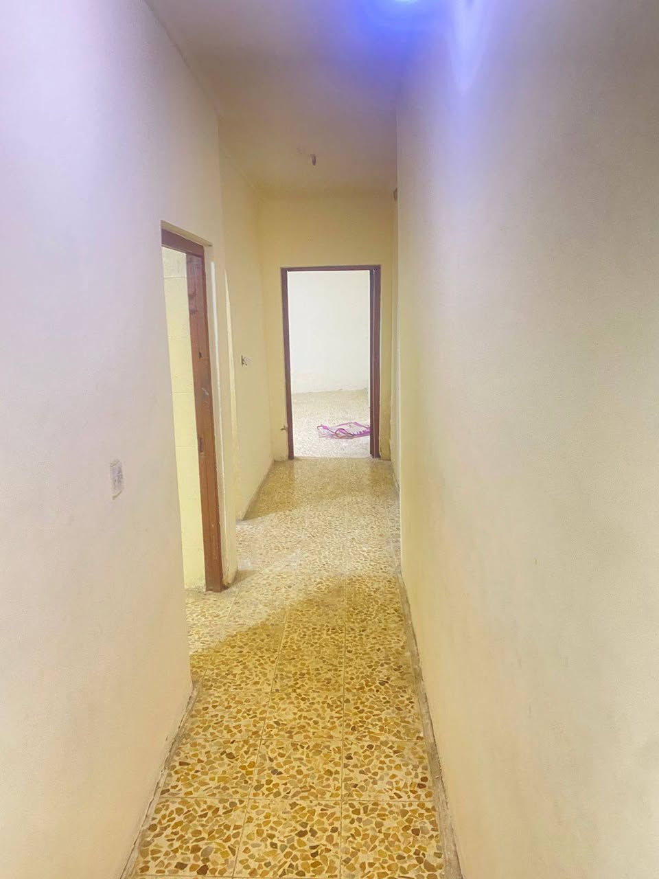 سلام عليكم مشتمل للايجار طابق ارضي بشعب بشارع عدن مساحه 100 تفاصيل كراج كبير استقبال حوالي خدمات وحده غرف نوم للاستفسار مكتب الشعب للعقاري باداره ابو ريحانه رقم الهاتف :***********
