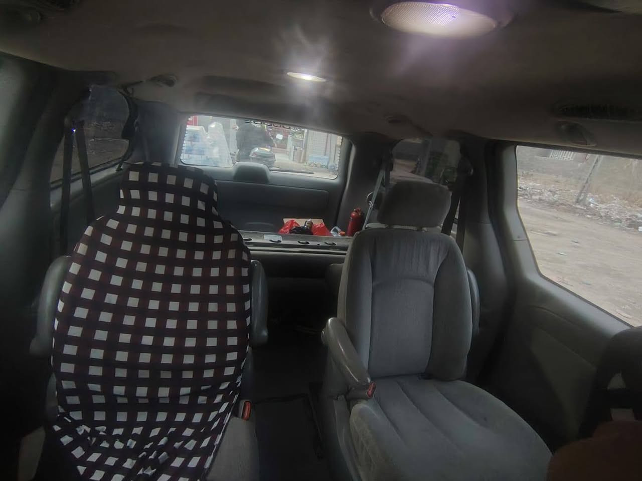 سياره دوج كرفان موديل ٢٠٠٢ للبيع تبريد ٣ قطع كله شغال خلفي أمامي تدفئه تبريد كير محرك جديد محرك ٣٣٠٠ صدر خلفي أمامي
تخم تايرات جديد كهربائيات كلها شغاله سياره بلادي بس جارده 
السعر ٦٥ ورقه وبيها مجال 
للاستفسار الاتصال"
رقم الهاتف ***********
