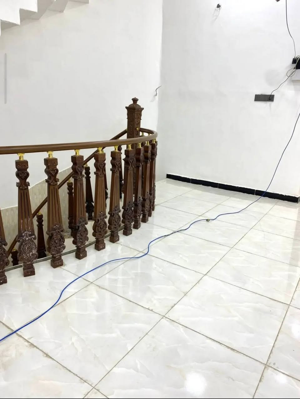 بيت طابقين في الامن الداخلي المنطقة الجديدة قريب
جدا جدا ع شارع القائد

يتكون من 5 غرف نوم

دیوانيه كبيره ٨ في ٤

صاله عدد ۲

كراج

مطبخ بارد و حار

...... رج دائري

حمام عدد ۳

..... اليكم الصور

السعر ۲۹۰المساحه 200م استفسار ***********
