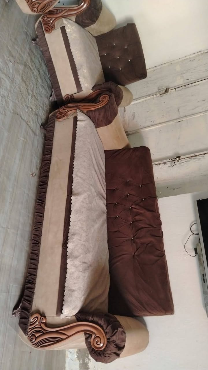 المقاعد كلش زينات ما دايسات بس اليدات شويه تعبانه يرادله ترتيب  *********** موجود واتس مكان حي الفرات
