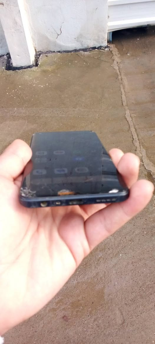 السلام عليكم جهاز ريدمي  الذاكرة 256
فقط بي هاذا الخط بالشاشه مثل ماواضح بالصوره يتبدل شاشه يرجع طبيعي الجهاز 
السعر 80 بي مجال الشراي يتصل ع الرقم ***********
