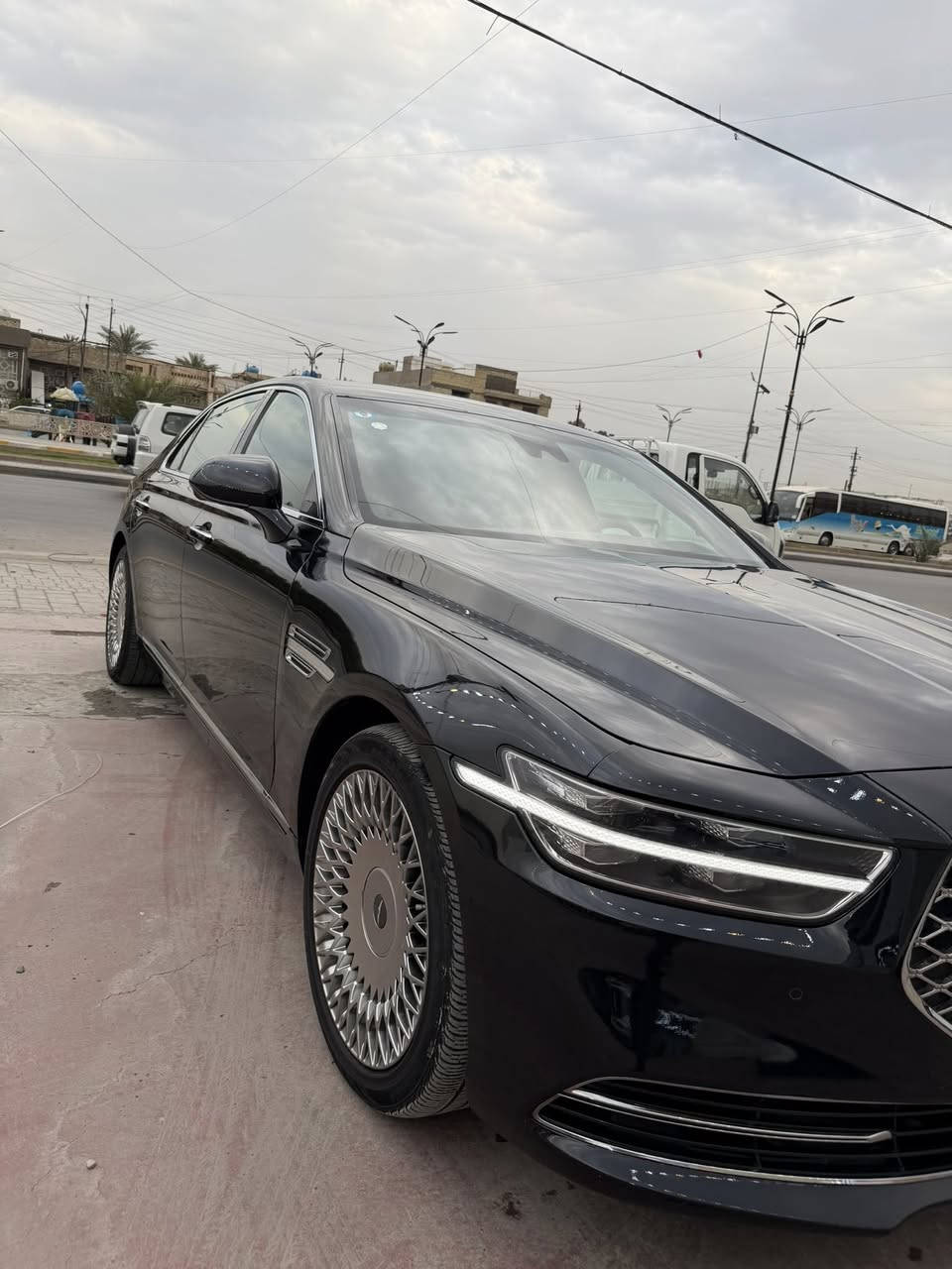 السلام عليكم للبيع جنيسيس 2020 G90
رقم بغداد
السيارة وارد كوري 
فول مواصفات 
داتاشو
كاميرات 360 درجة
باب طويل Long
وباقي المواصفات معروفة 
ماشية 67 الف ميل
بيها صبغ جاملغ امامي
 والبنيد تبديل
مكينة 3.8
السيارة جديدة كلش 
والسعر مناسب كلش 325 ورقة وبيها مجال 
مكان السيارة بغداد
للاستفسار ***********
