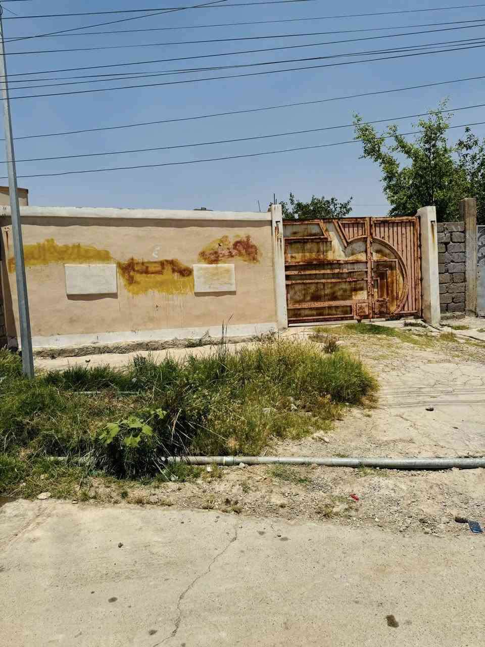السلام عليكم
بيت للبيع المساحة ٢٣٠بناء 
يتكون من ثلاث غرف نوم عد هوال ٢
صحيات داخلي ربعة مطبخ حاروبارد
العنوان القيارة السوسه قرب السوق 
المساحة الكلي٦٠٠متر
***********
