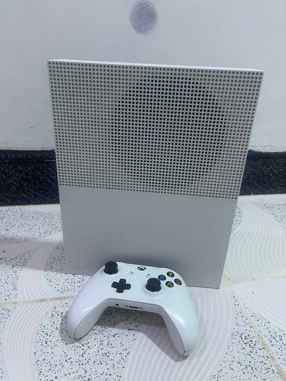 سلام علیکم xbox one s بۆ فرۆشتن (دەسکی بیلاد - وایەر ئێچدی بیلاد - وایەر بیلاد - نەکراوە- 500g ) نموونە لە پاکی  نرخی:170 معامەلە گەیاندن بەردەستە بۆ سەرجەم شارەکان ڕەقەم موبایل:***********
