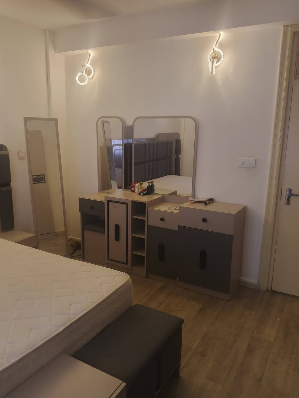 السلام عليكم غرفة تركي درجة اولة جديدة مامستخدمة بس اسبوع للبيع
بملوين و600
 للتواصل ***********
