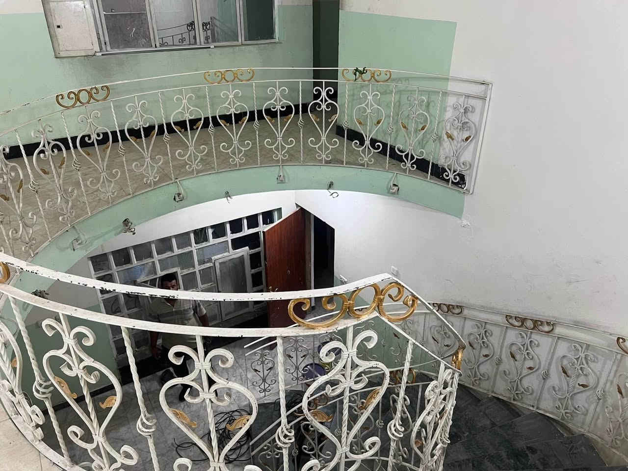 السلام عليكم
بيت للبيع المساحه 380 م

مكانه بغداد الحبيبية قرب حسينية شهداء شمر 

بيت نظيف مرتب وجبير بي خمس غرف وحمام مطبخ وصالة وحمام سويت كامل والشراي يتصل 

رقم الهاتف(***********)احمد السلطان
