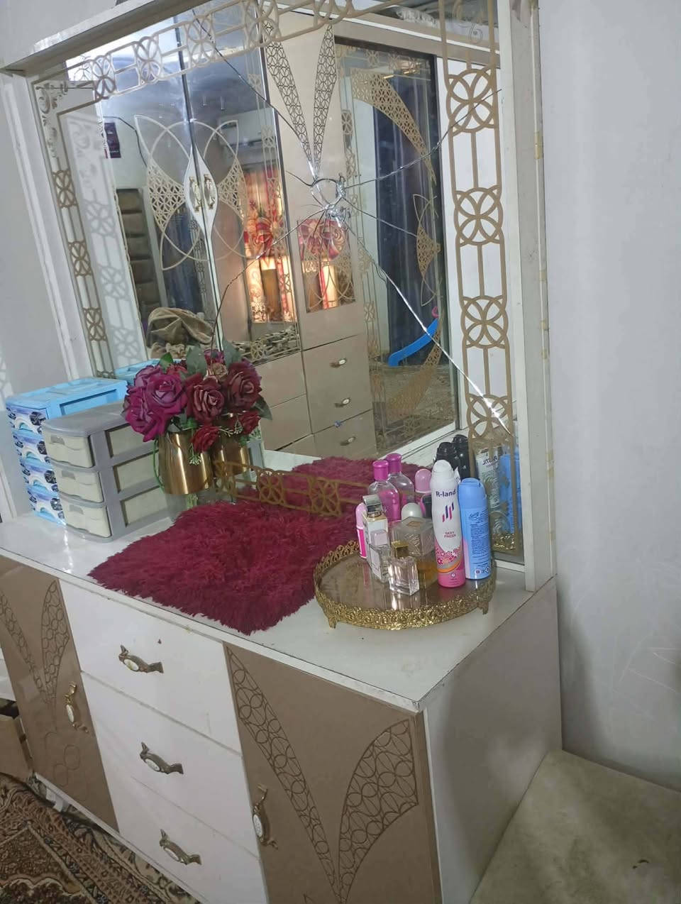 سلام عليكم غرفه نوم 11قطعه مستعمله مكااني زعفرانيه ***********
