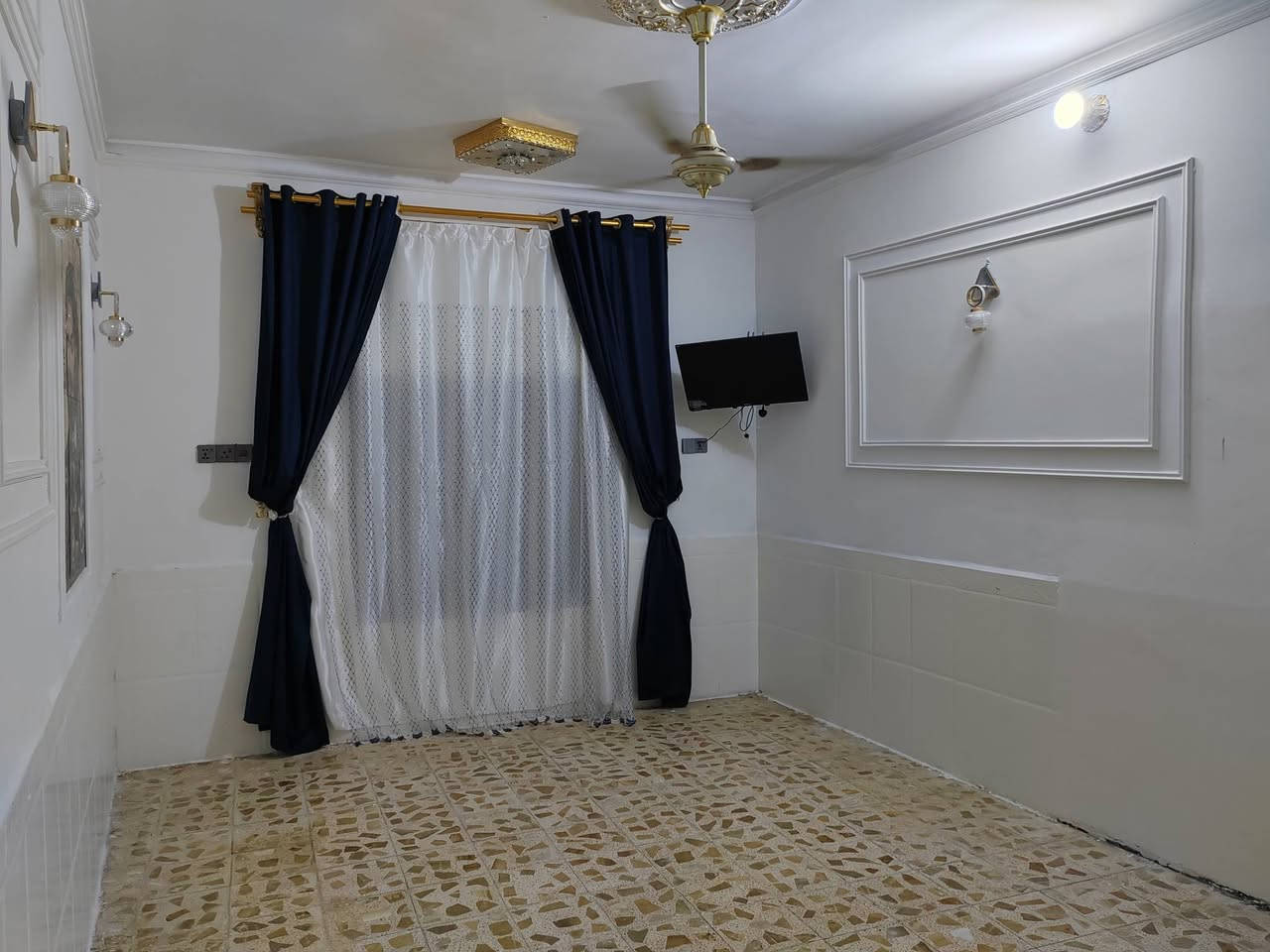 بيت للبيع مساحه 200 متر على ساحه خضراء قرب المستشفي حي العسكري 
اتصل على الرقم ***********
