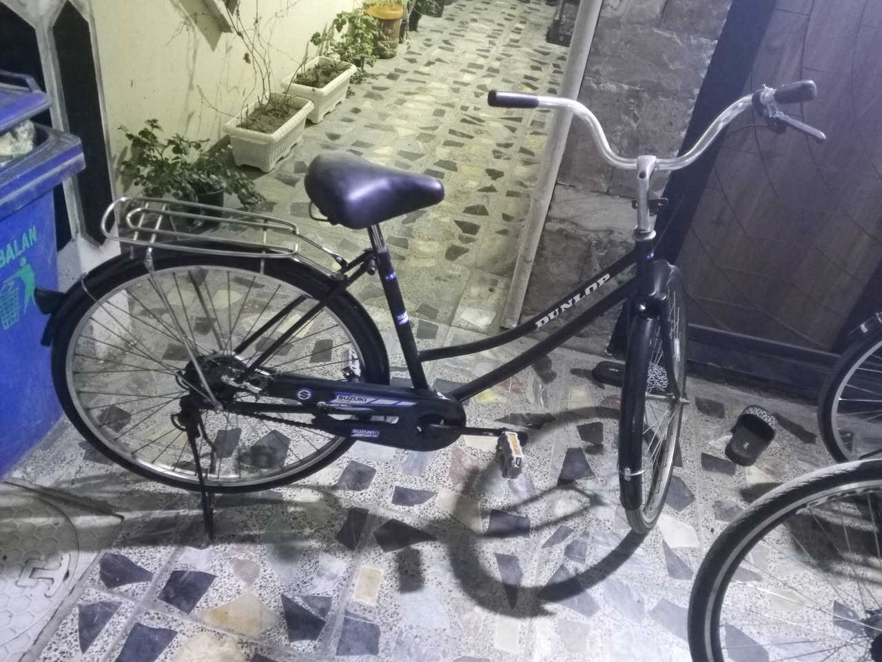 سلام عليكم بايسكلات للبيع بناتي حجم 26 لون اسود طافي  مصبوغ صبغ حراري والثاني بلادي لون سمأي حجم 27  بريكه بل مكينه بلبايدر يعني مكاني بغداد شهداء البياع والسعر قيم وأخذ بدون كسر السعر الاتصال على *********** متواجد واتساب ومازنجر
