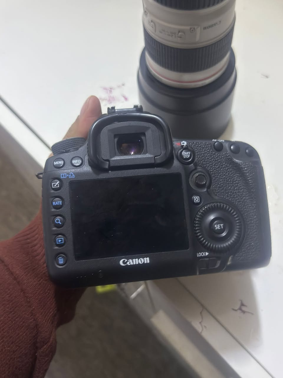 السلام عليكم
مارك ثري نضافه100/90
بدي
بطاريه 
شاحنه
عدسه70_200
السعر مليون و450وبيه مجال لشراي 
المكان بابل القاسم 
التواصل رقم 
***********اومراسلة الصفحه
