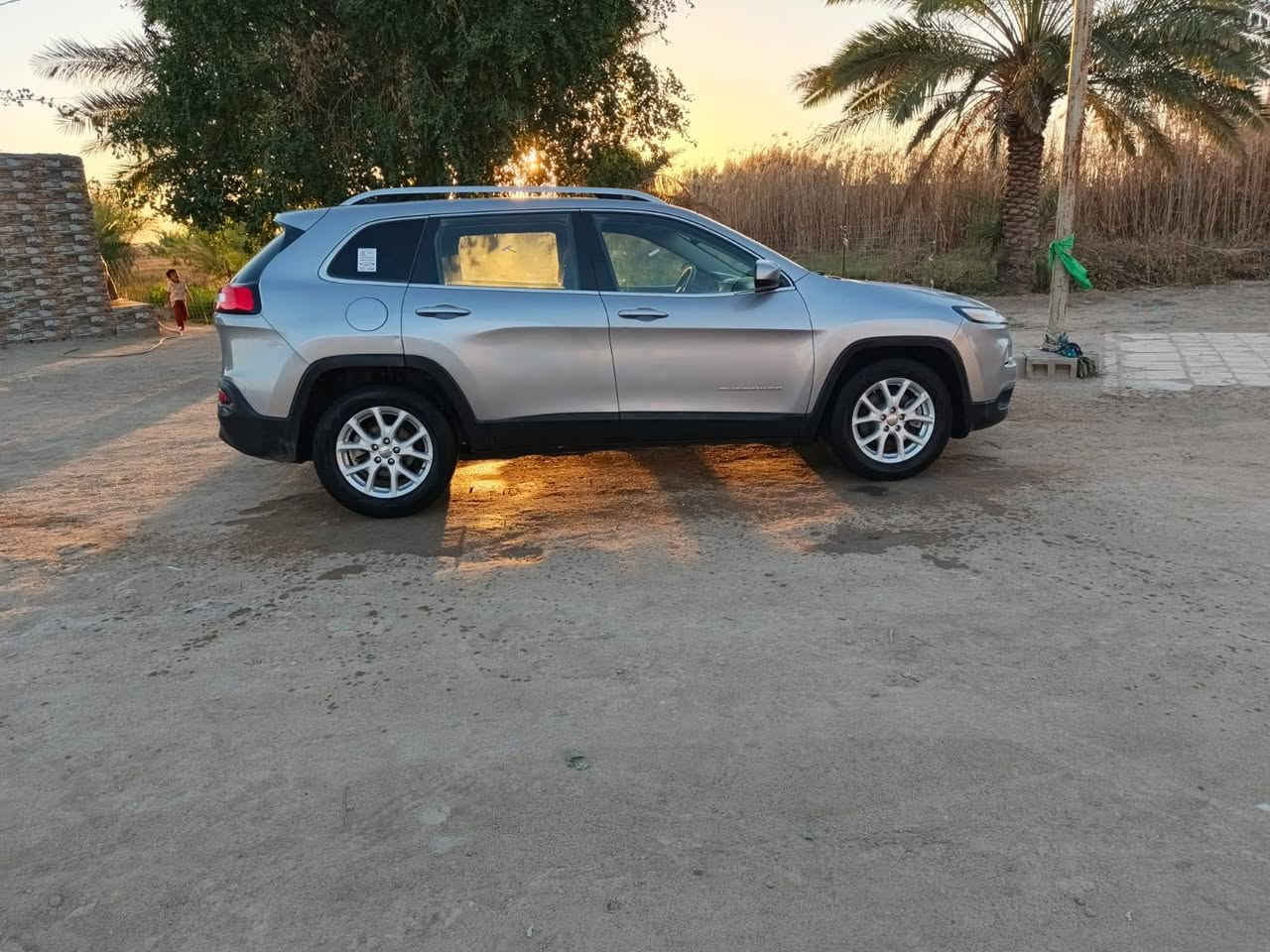 السلام عليكم للبيع جيب بزون 2018 رقم واسط دولي بسمي
حادثها تبديل جاملغ وبنيد بدون دواخل 
مواصفات 
بصمه 
شاشه كامره 
تبريد قطعتين 
وباقي المواصفات 
السياره جاهزه كير محرك حداده تبريد تخم تاير ظ
محرك ما مفتوح 4سلندر 
ماشيه 140 
السعر: 115 وبي مجال 
المكان ناصرية الغراف 
للاستفسار الاتصال على الرقم التالي: ***********
