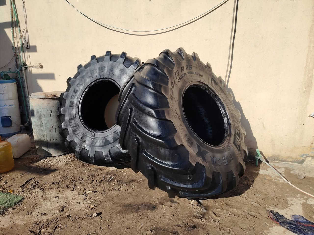 زوج تاير حجم ٢٦ على ٧٥ على ٦٢٠ حاصده نيوهلند وكلاس واحد نظيف وثاني بي كاندز بسيط موضح بالصورة السعر ٦٠٠ الف اتصال *********** والأسيا ***********
