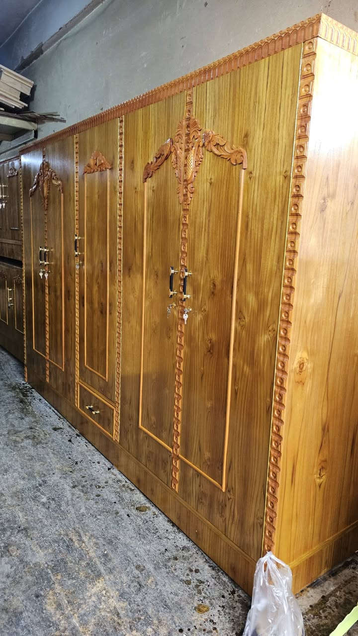 سلام عليكم معرض محمد طيب يرحب بكم 
يوجد قناصير 5 ابواب الرتفاع مترين وطول 3 متر
السمك 5 ملم تحشي قاطين اسفل ابلوك 
يوجد فصال الي اتريدو 
العنوان باب جديد قرب نادي الفتوة
رقم التواصل ***********
