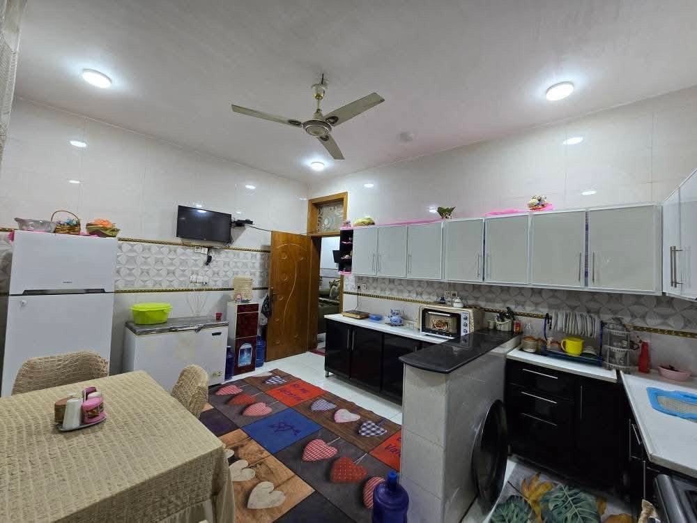 دار للبيع مساحه 200م 
طابو زراعي سند 25 
الطابق الاول 
غرفتين نوم.   هول.   استقبال.   مطبخ.   مجمع صحيات داخلي وخارجي.       كراج سياره 

الطابق الثاني 
غرفتين نوم.     هول.     مجمع صحيات.   

السعر 135وبيه مجال.   بيع مستعجل 

بناء حديث  طابوك.  صب كونكريت.    عروض الشارع 8م
بابل ورديه داخل قرب الأمام سيد موسى
 لاستفسار ***********
