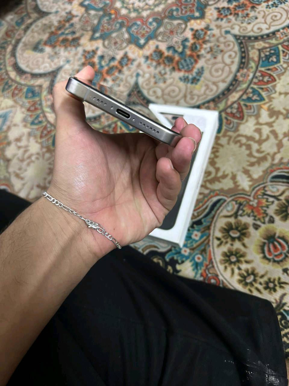 ايفون 15 برو ماكس ماستر 
بطاريه 87 اخر تحديث
ذاكره ،256
الجهاز نضيف مال بنيه شخط مابي 
اذا بي شخط يرجع 
مكاني بغداد 
سعر مليون و 100 و بي مجال 
***********