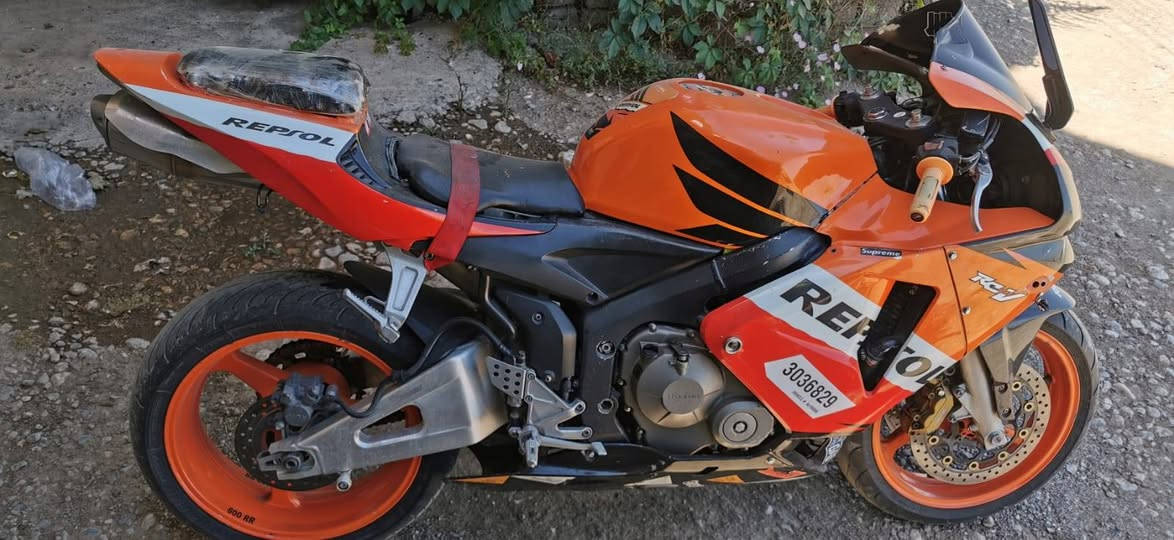 HONDA 600 RR MODEL 2006
ڕۆنی تازە و فلتەری تازە بۆ گۆڕدراوە . 
31  هەزار ڕۆشتوە .
تۆزێک دوکەڵی هەیە.
ناونیشان: سەید سادق .
***********
