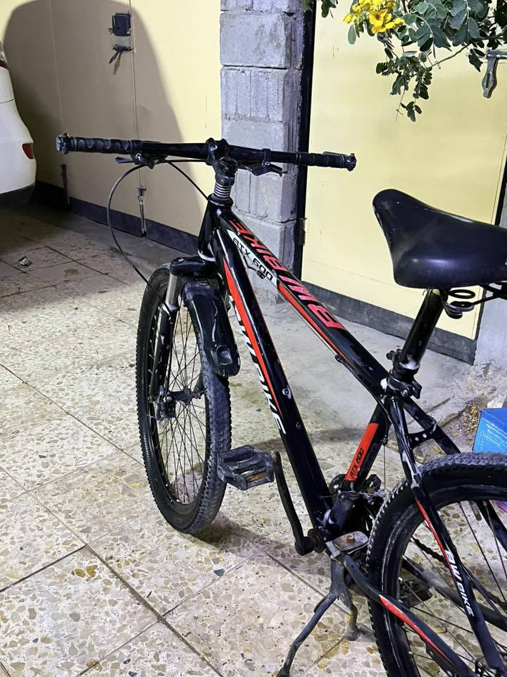 السلام عليكم   بايسكل جبلي  للبيع  كلشي شغال  بي بس بدلات عطلانه يرادله وايرات  سعره 100 الف مكاني البصره الزبير رقمي ***********
