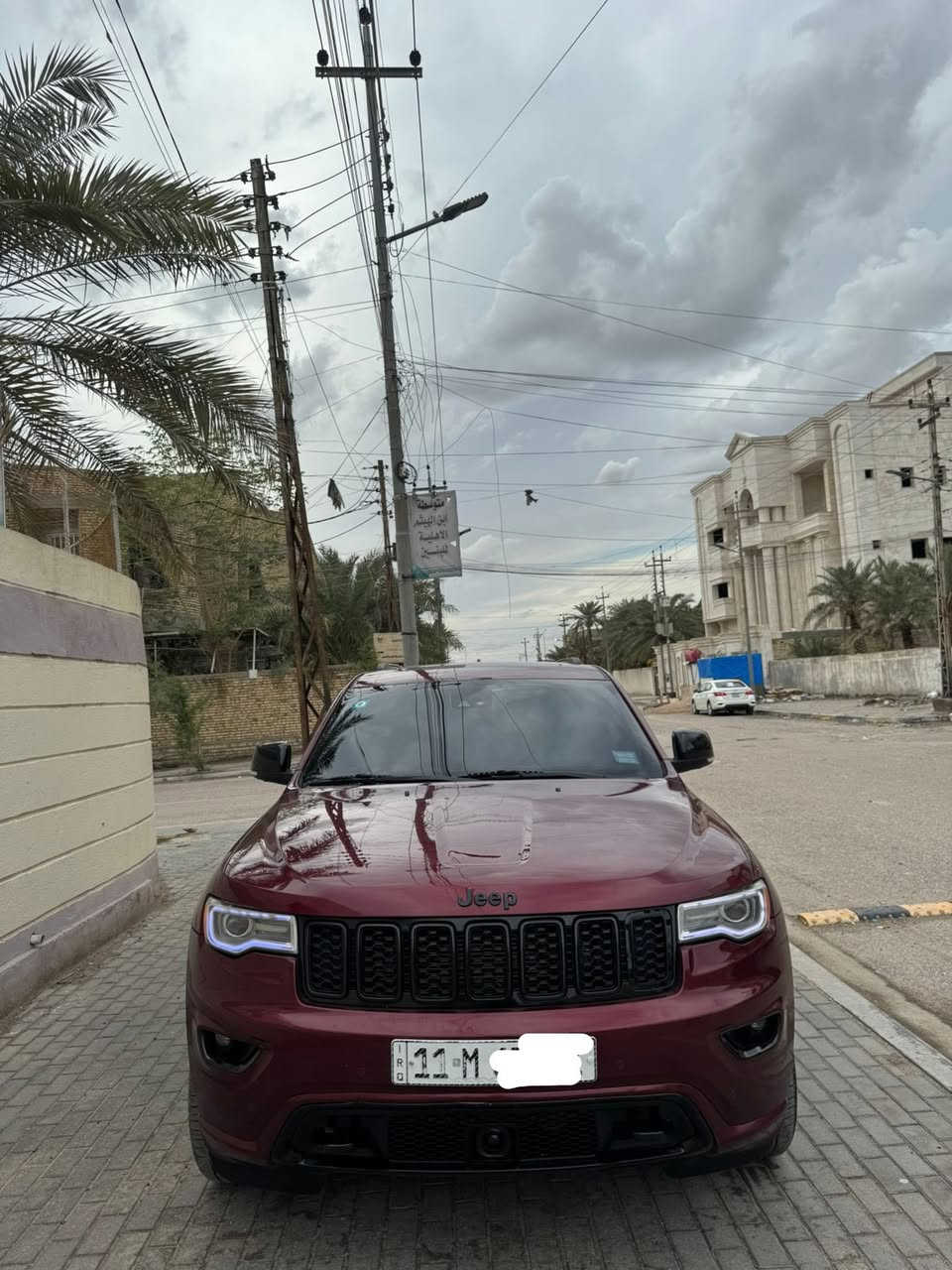 السلام عليكم
جيب گراند شيروكي 2017 اصل 8 سلندر 5700
السياره اوفر لاند رقم بغداد الجديد بأسمي 
السياره داخله للعراق تقرير غرق بدون اي مشاكل 
وبيها قطعتين كلير فقط / لون كرزي 
السياره جديده جداً ونضيفه ونصبتها تخبل 
مواصفات السياره 
جكات 
بنوراما 
رادار 
خزن ميموري 
شفتات استرين 
شاشه جبيره 
كشنات احمر جلد 
3 انضمه قياده 
جكات منحدرات جبال 
كشنات كهرباء 
تدفئه تبريد بلكشنات 
حساسات 
لايتات ابو العدسه ابو لد الثلجي
السياره مكينه وكير وحداده وكهربائيات واكسل 
و تايرات وويلات وكلشي بيها جديد 
سعرها 207 وبيها مجال للشراي 
مكان السياره البصره 
***********
