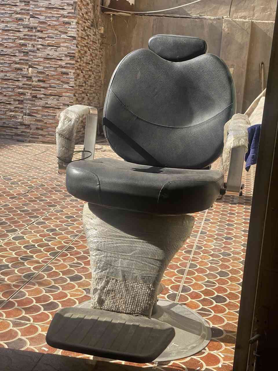 السلام عليكم 
كرسي مال حلاقه وتخم نضيفات للبيع  
***********
