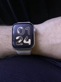 ساعه ابل  جيل الثامن  حجم45 بطاريه 94 السعر 300 وبيها مجال لون تيتانيو...