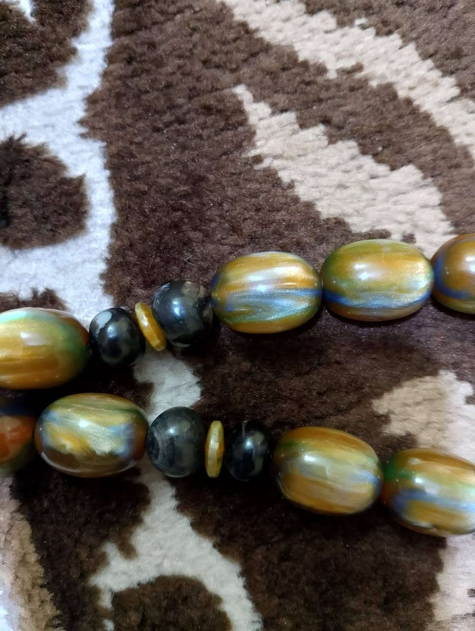 سبحه قديمه بيها 6خرزات قديمات
وخرزتين رصاصيات للمهتم واتساب ***********
