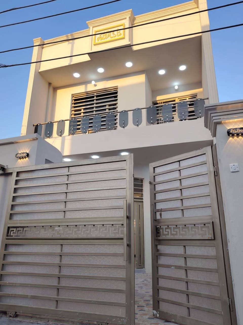 الدار للبيع حي المعلمين خلف مدرسه زهرة البنفسج مقابل دائره الأطفاء المساحه ١٢٥ طابو صرف ماابيع على المبادره مكلف بالنشر رقم صاحب الدار ***********
