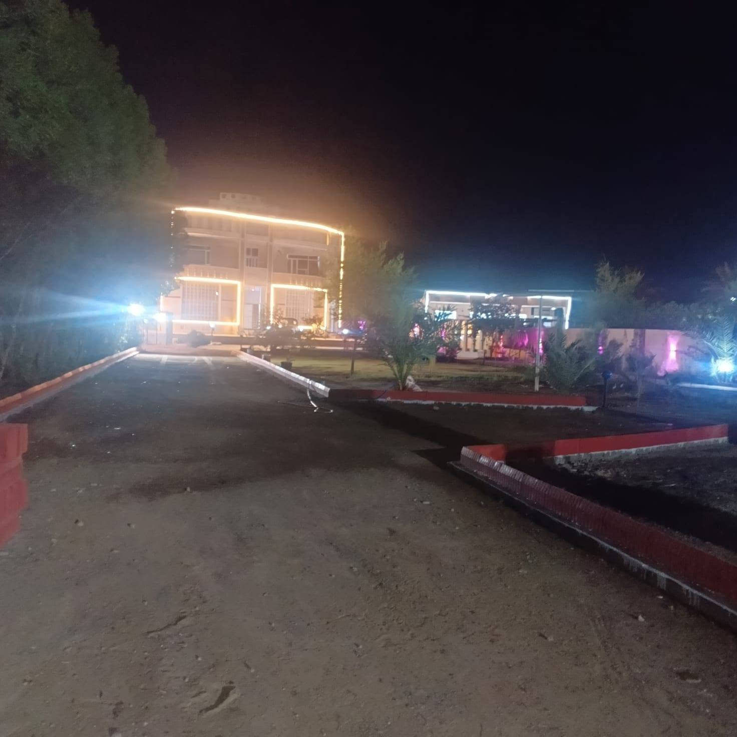 للبيع مزرعه  شغل درجه اولئ طابو صرف سند 25بستان تحويل بالطابو  2300متر تحتوي علئ دار  بناء طابوق مساحه 225متر  طابقين ونصف 6غرف مع ملحقاتها الواجهات والارضيات جميعها مرمر  تركي  مسيجه بالكامل بلوك والممرات صب رفت المزرعه علئ شارعين مبلطه العنوان بغداد الرصافه طريق السياحي تبعد عن حي البتول 10دقائق تبعد عن الشط 300متر  الاستفسار فقط علئ التلفون***********
