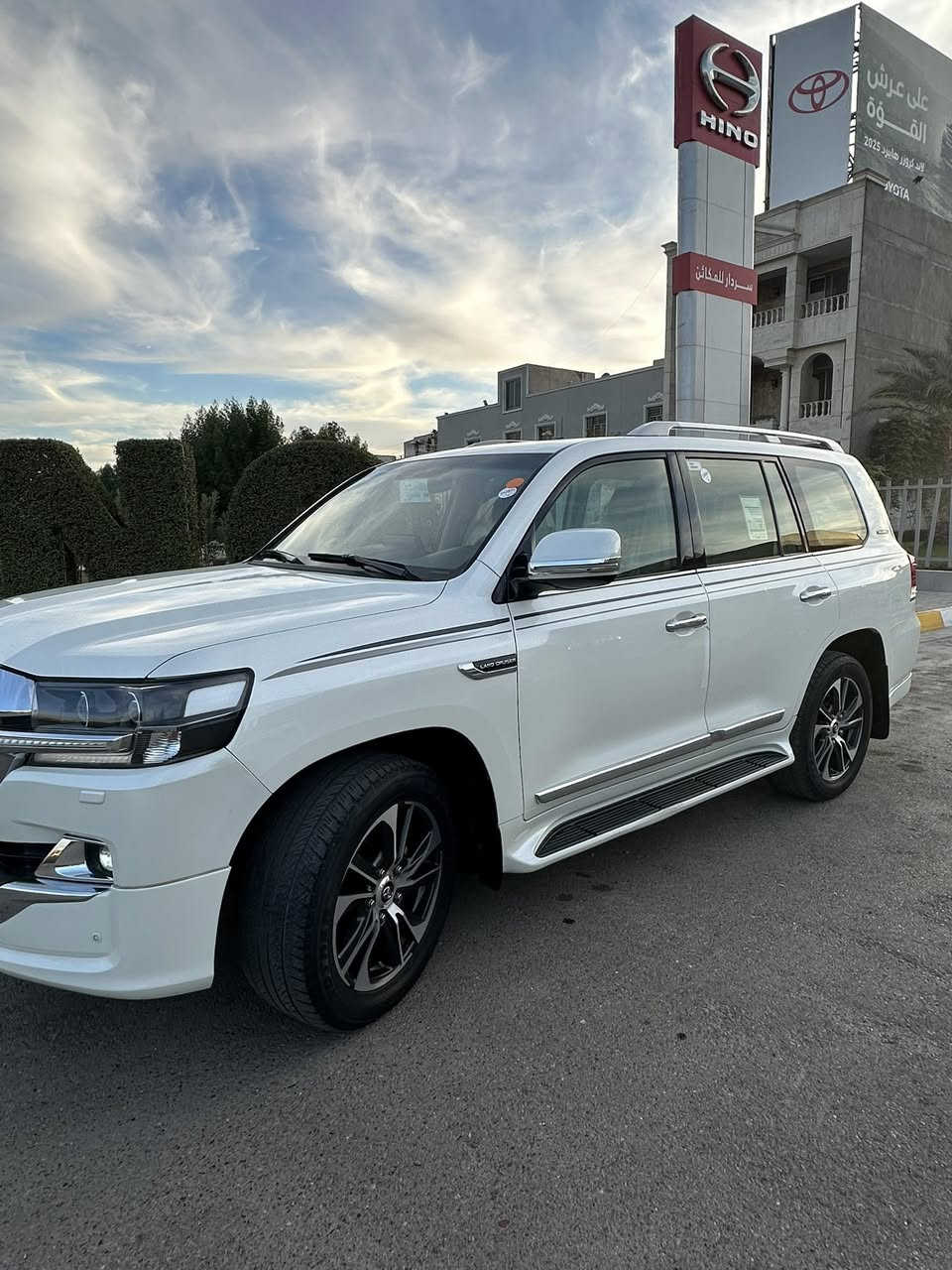 لاندكروز تويوتا 2020 خليجي ساز SAS
ماشيه 115 الف كيلوا 
السياره كفاله عامه غير فقط البنيد مرشوش 

مواصفات الساز معروفه 
فتحه 
بصمه 
شاشاث عدد 3 + كاميرا
كشنات كهرباء + جلد 
سنويه بأسمي تحويل ثاني يوم 
هزه فحص جديد 
مكاني بغداد /  السيدية
السعر /490$ وبيها شي بسيط
***********
