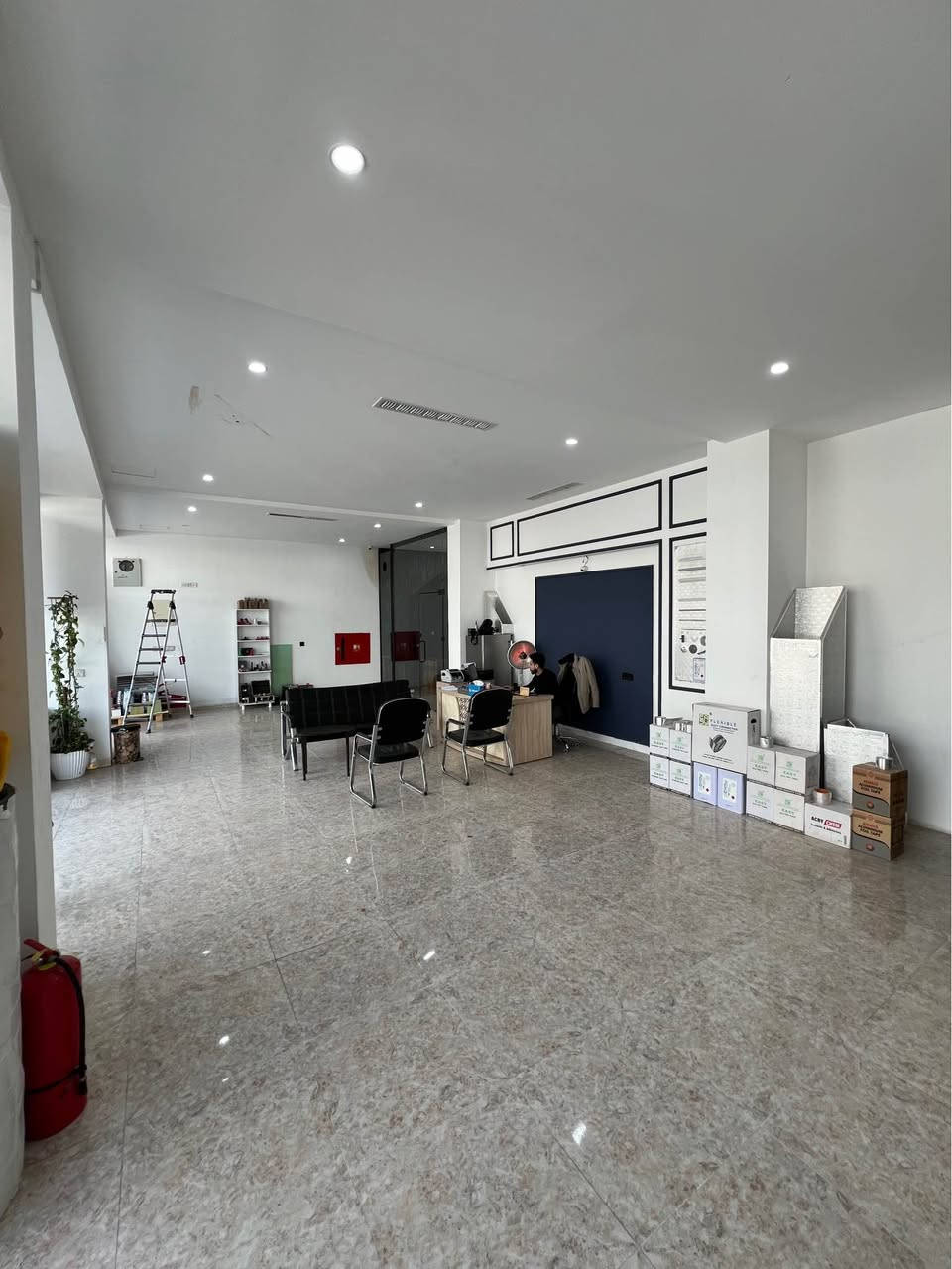 � هەلبژاردەیەکی باش بۆ بازرگانی و وەبەرهێنان
🏢 شوێن: گەرەکی شێخ ئەحمەد
📐 300م – فلات (بێ پەیژە)

✨ گونجاو بۆ هەموو جۆرە کاروبارێک
💼 شوێنێکی باش و دەستگەیشتن ئاسان

📩 بۆ زانیاری زیاتر پەیوەندی بکە
***********

💥 فرصة ممتازة للاستثمار أو الأعمال التجارية
📍 الموقع: كراج شيخ أحمد
📐 المساحة: 300م – طابق أرضي (بدون درج)

✨ مناسب لجميع أنواع المشاريع
💼 موقع حيوي وسهل الوصول

📩 تواصل معنا للمزيد من التفاصيل أربيل, العراق
