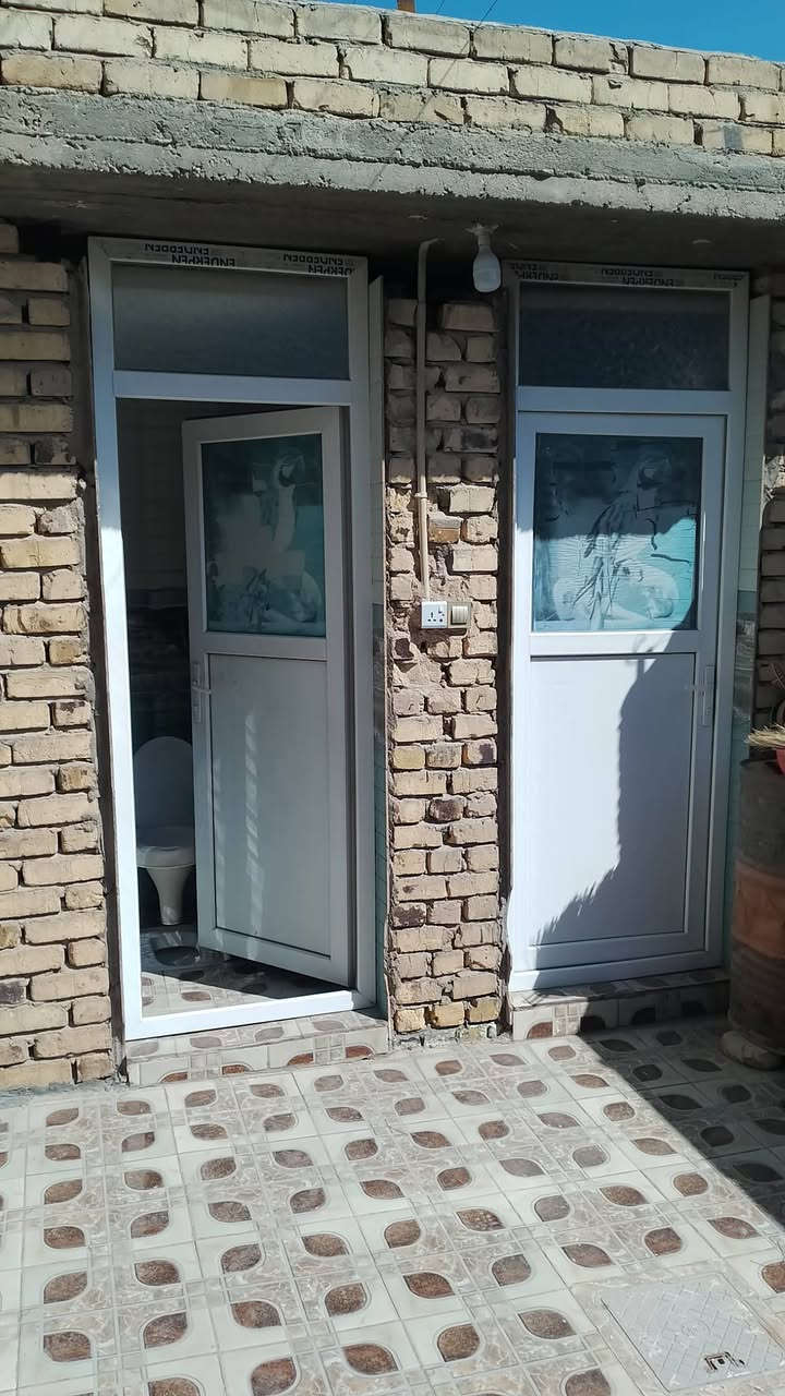 بيت للبيع المساحة 140 متر طابو صرف طابقين يحتوي على ثلاث غرف نوم وصالات عدد 2 واستقبال ومطبخ وصحيات عدد 3 الموقع القاسم شارع المركز الرحمانيه أول فرع على جهة اليمين للاستفسار الاتصال على الرقم ***********
