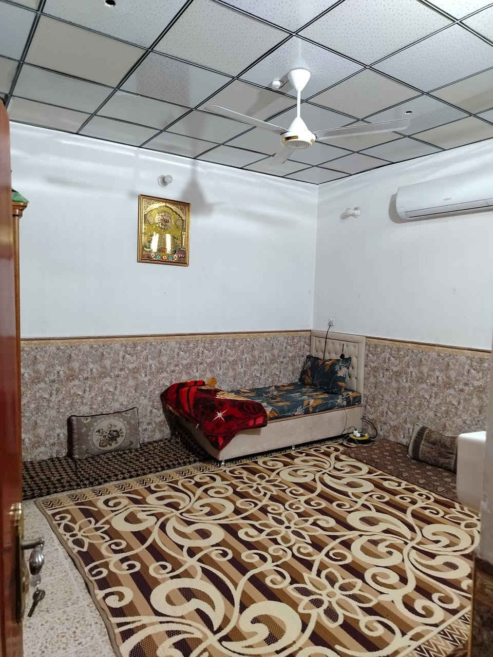 البيت للبيع 100 متر طابقين بناء درجه اول يحتوي على استقبال وصاله وغرفه وتخاريج ومنور  الطابق الثاني يحتوي على سويت وغرفه وصاله للإستفسار  *********** 
المكان حي النداء شارع المكاتب قرب صيدلية الكفيل
