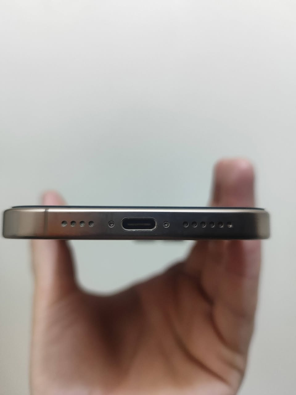 سلام عليكم جهاز نظيف 100% ذاكرة 256gb وبطاريته 90% مامفتوح ابدا واستعمال قليل كلش غراضة كاملة ويا الباكيت وضمان وشاحنة ماستر مكاني بغداد الحرية تواصل على رقم ***********
