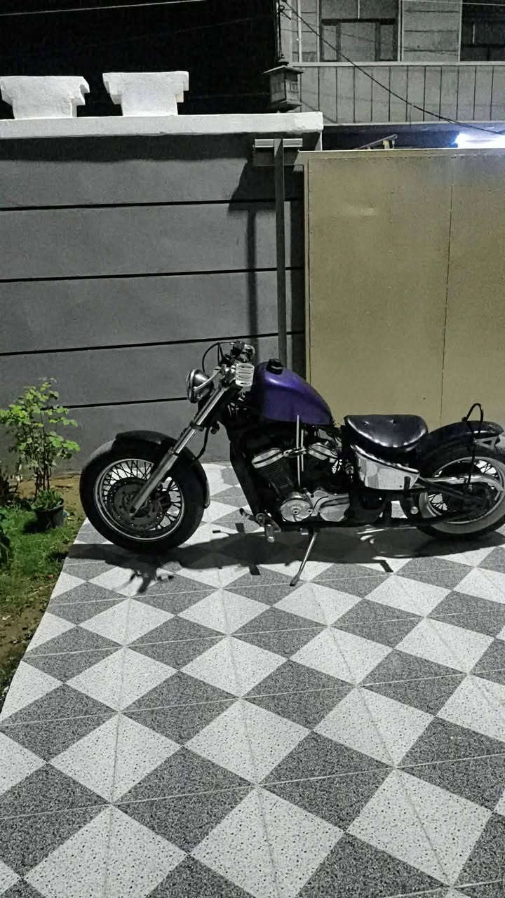 سلام عليكم من رخصة الادمن دراجة Honda steed تعديل بوبر عليها تزويد خير من الله تعمير جديد
1- صدر شادو كامل مع الويل و التاير والبريك والدبلات كلهن مال شادو 
2- تانكي تابوت فايبر كلاس يعني ما يزنجر 
3- تاير خلفي خط ابيض 
4- دبل خلفي جديد 
5- جامرلغ خلفي عمل حديد قوي 
6- كابريتر جديدة 
7- تخم بلكات جديد 
8- شوته كامله جديده 
9- كلجات جديده 
المحرك عليه ادامه كاملة شلعة ومعدل وكير خير من الله 
دراجة بيها نقوصات بسيطه مكاني دياالى جديدة الشط بيها نقوصات جدا بسيطه وما مأثرة عليها جان ابالي مشروع بيها وفلوسي ما كفن ودا ابيع والحمد لله سعرها خاص والشراي بي خير ويدلل وهذا رقمي وبي واتساب 
.***********.
