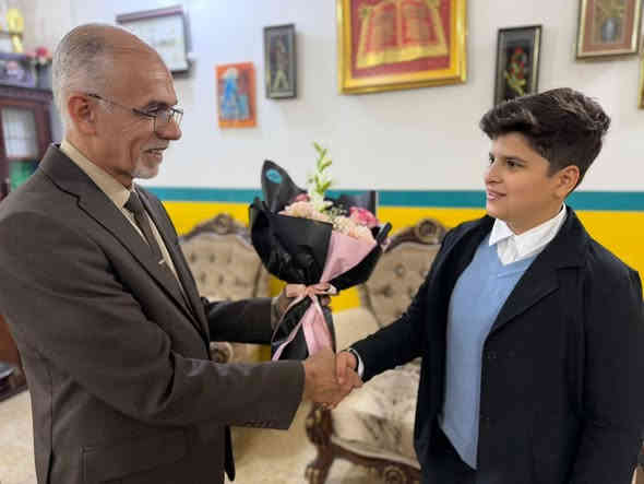 منشور رقم (٤)
الدكتور عمار العرباوي معاون مدير عام التربية للشؤون الفنية يكرم الطالب المتفوق والخلوق آدم احمد الخياط ممثل طلاب الصف الثالث المتوسط في ثانوية الكوثر الاهلية النموذجية للبنين بحضور الاستاذ عزت عجينه رئيس الهيئة التأسيسية في الحفل الذي أقيم  على اروقة المدرسة بمناسبة عيد الطالب.

ثانوية الكوثر الاهلية النموذجية للبنين. 
مكان لزرع بذور المستقبل
 وبيئة تعليمية مميزة. 
🌹🌹التسجيل مستمر🌹🌹
🌹مميزاتنا:
🌷كادر تدريسي متميز بخبرة عالية.
💐متابعة يومية لمستوى الطلبة.
🌹بيئة تربوية تعليمية راقية.
🌺قاعات دراسية مهيأة ومكيفة.
🌹أنشطة علمية وثقافية داعمة لمسيرة الطالب.

الموقع / النجف الاشرف/ حي السعد/ شارع جامع ابن كمونه/مقابل القنصلية الايرانية سابقا/مجاور مكاتب السياحة والسفر. 

للاستفسار الاتصال 
ممثل الهيئة التأسيسية 
*********** 
الحسابات 
***********
الإعلام 
*********** 

المركز الاعلامي
