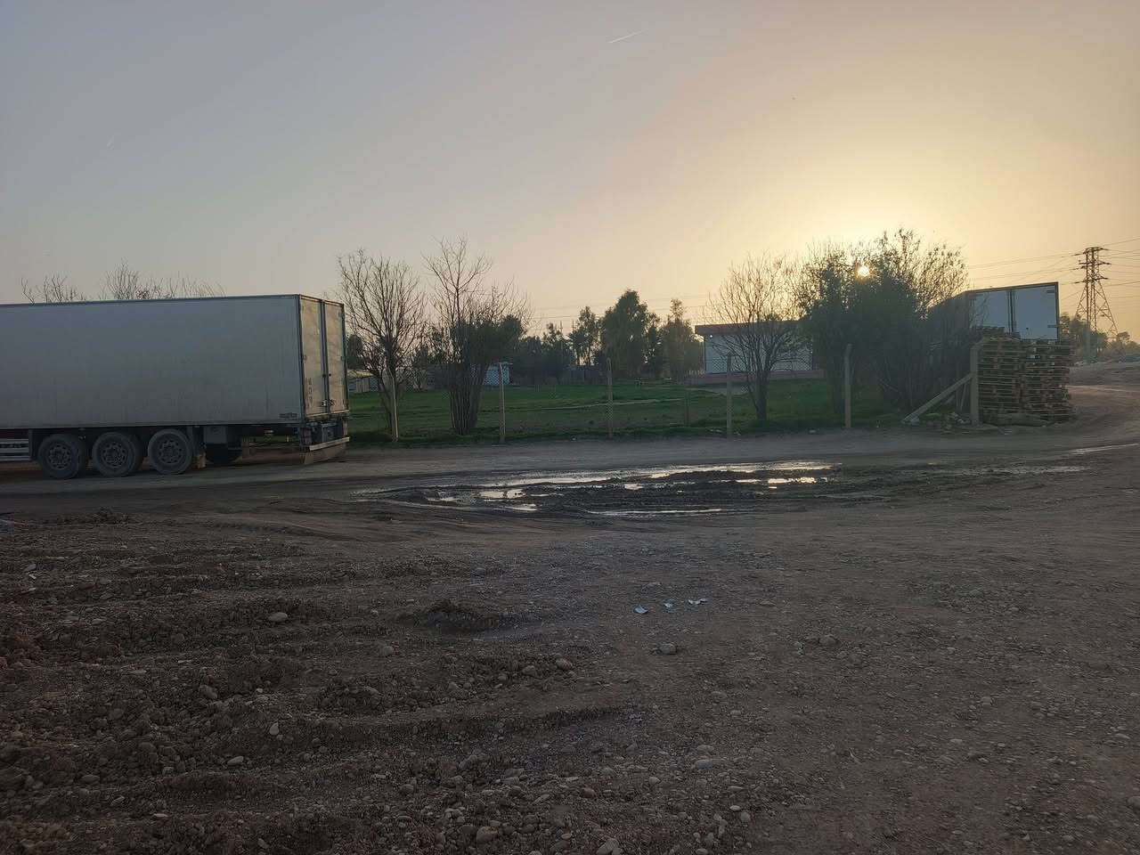 سڵاو هاوڕێیان
خانووی لۆك ماڵی تێ نەجووە
سعری هەرزان هەرزان  هەرزان
200مترە کراوتە دوو 10بە10
خانوە کان لەتەواوبوون دایە
لەسەرپانی کەوتووە 
حانوە کە تازەیە
بەردەمی هەردوو خانووەکە جۆڵە
شوێنی حمرین واتە کوڵەجۆیەکان
سسسسعریان مناسبە
بۆ دووبرا یان کورووباوك زۆر گونجاوە

__________________________
‌‌ئێوەی بەڕێزیش گەر موڵکتان هەیە دەتانەوێ بیفرۆشن یان بەکرێی بدەن 
ئەوا دەتوانن تەواوی زانیاریەکان بنێرن بۆمان
  بێ بەرامبەر بۆتانی بڵاو دەکەینەوە
- ناونیشانی تەواوی موڵکەکەت 
- چەن وێنەیەکی موڵکەکەت ئەگەرهەبو،
-نرخی موڵکەکەت
بؤزانياري ته واو 
په يوه ندی بکە
ژماره  کانمانەوە
ــــــــــــــــــــــــ
***********
***********
***********
ــــــــــــــــــــــــــــــــــــــــــــــ
یان دەتوانن سەردانی نووسینگە بکەن
کەلار مجموعەی 500ماڵەکە نزیك مزگەوتی نوسینگەی تەقوا
