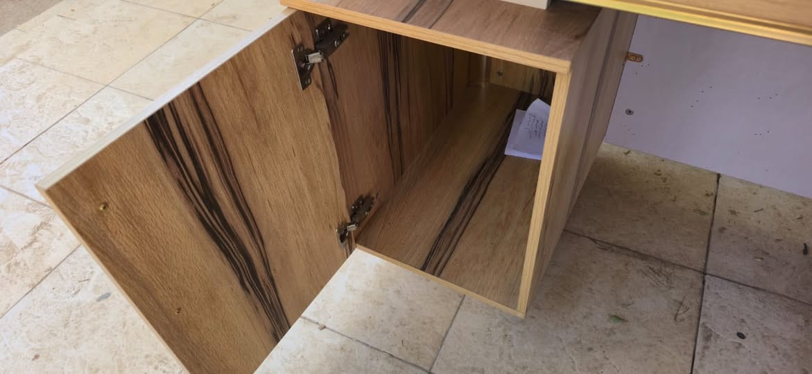 ميز مكتبي 
تقريبا جديد استخدام بسيط اقل الشهر 
عرضه 140 سم الخشب الثقيل 
سعرة 150 الف 
*********** بغداد
