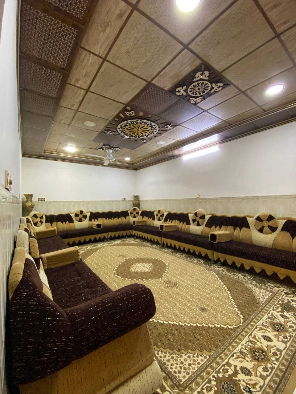 بيت للبيع مساحة 230 متر 
استقبال ومطبخ وهول داخلي 
وغرفتين نوم غرفه بيها سويت 
الموقع مزارع زيونه مقابل المرور 
قرب جامع فأذكروني اذكركم 
للتواصل الاتصال عل الرقم 
***********
***********
