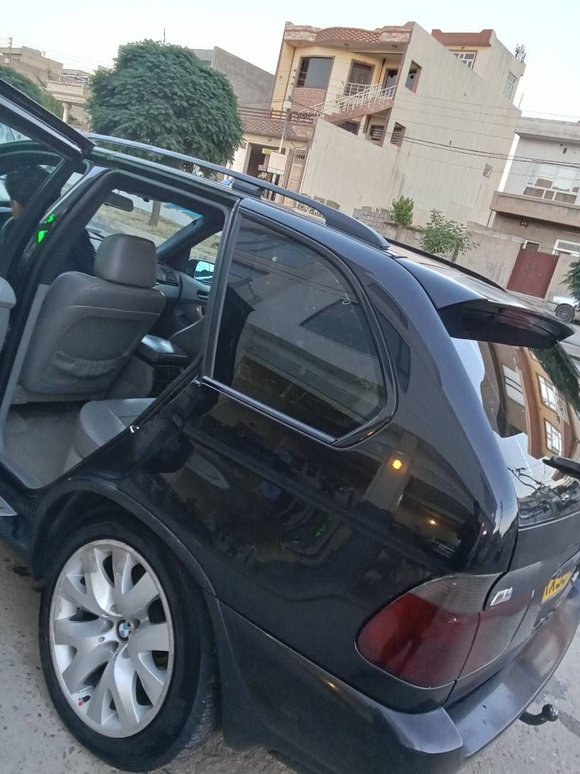 35گەلا قفڵ
بیئیم x5ی سفر 
هەموگیانی لۆک ماوەتەوە
فول موسفات قەپات
مەنەفیس عسل
بۆیاخی قەترە نیە
پێش ودوای کەپسە
زۆرلەوێنەکان جوانترە
*********** السليمانية, العراق
