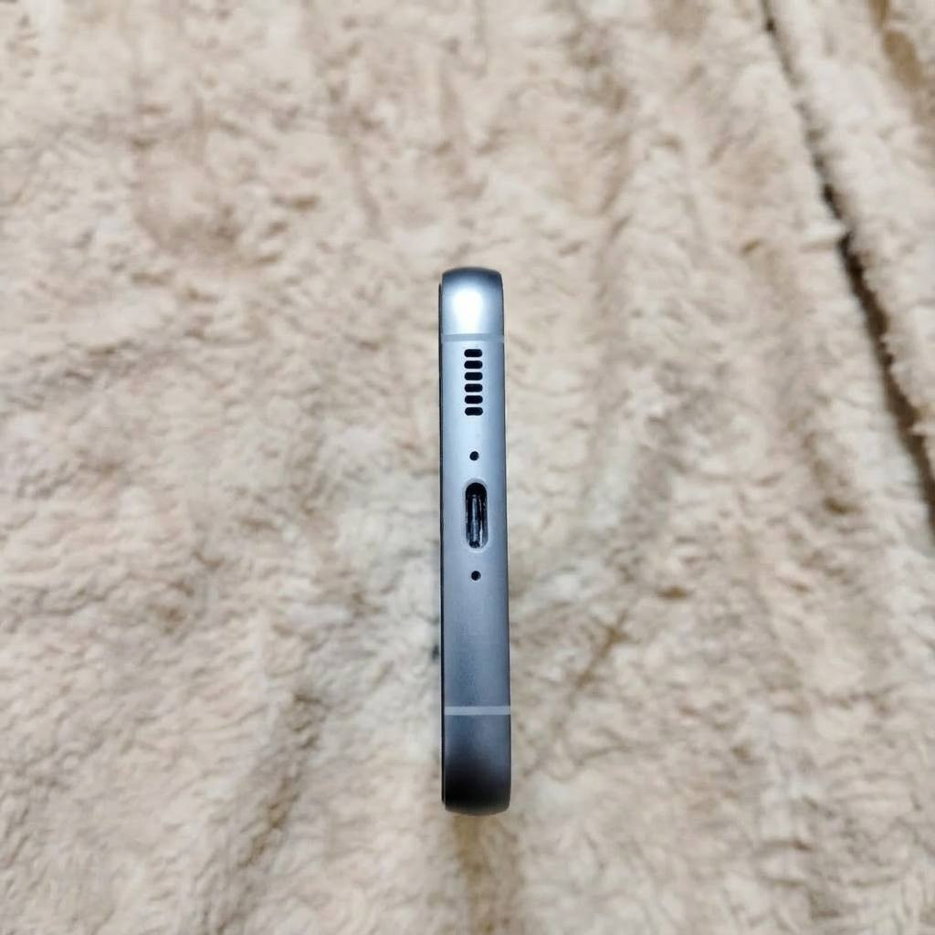 السلام عليكم 🤚
للبيع موبايل سامسونج S23 FE نظيف جداً ومكفول

🔹 المواصفات:

الذاكرة: 256 كيكا

الرام: 8

المعالج: اكسينوس نسخة الشرق الأوسط الرسمية

🔹 حالة الجهاز: الجهاز نظيف جداً أخو الجديد وشغال 100% وما بيه أي مشكلة بالأداء بطاريته ممتازة والشاشة صافية

🔹 الملاحظات: الجهاز للبيع فقط بدون ملحقات وشرط الفحص والنظافة

🔹 السعر: 500 ألف 

🔹 التوصيل: تتوفر خدمة توصيل مجاني لكافة محافظات العراق

🔹 العنوان: بغداد - الدورة - ابو طيارة

🔹 للتواصل: للشراي الجاد يرجى التواصل على الخاص أو على الواتساب على الرقم: ***********
