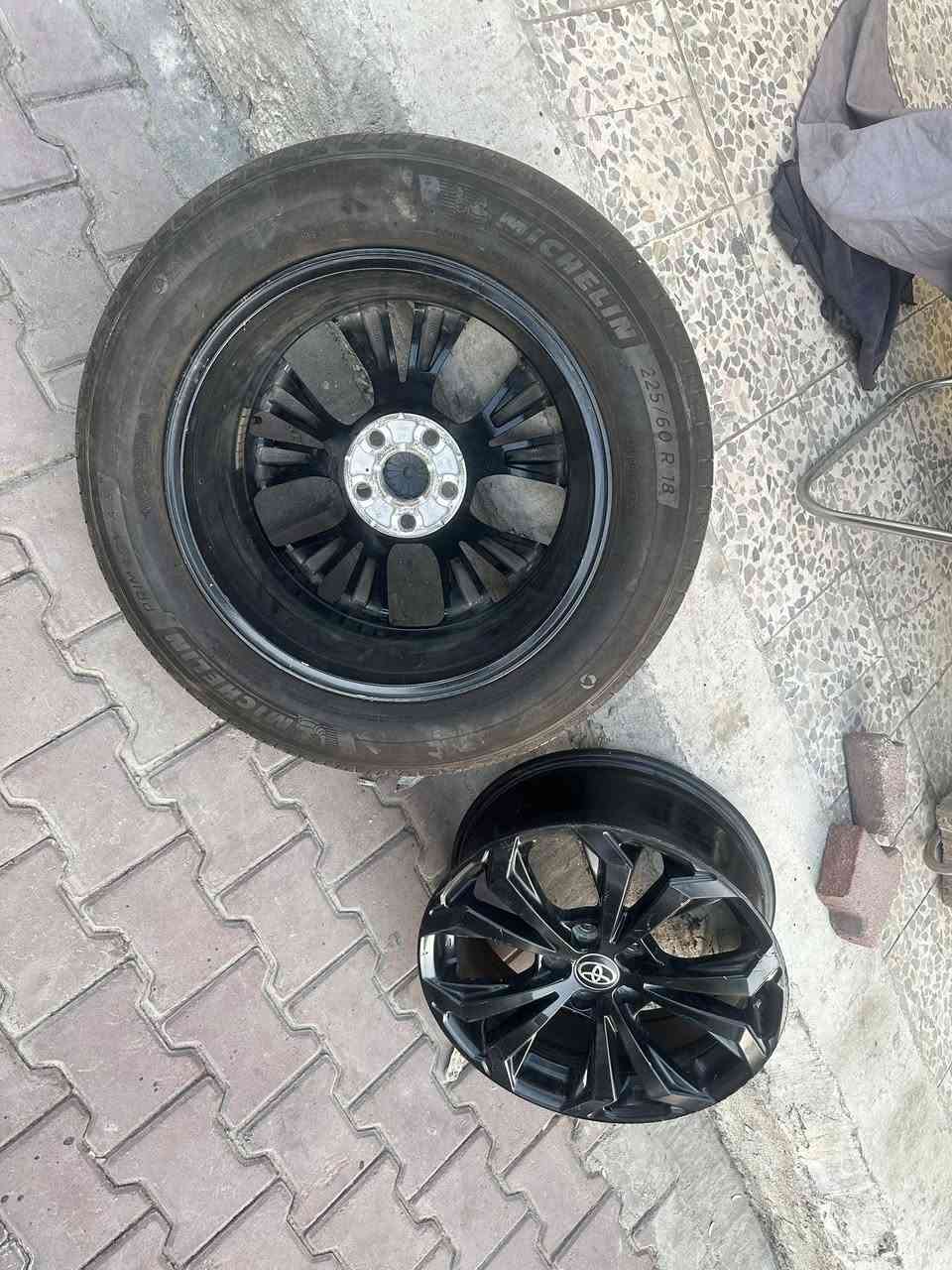 سلام عليكم
ويل راف فور XSE ٢٠٢٣ بلاك اصليات مال سيارتي صورت سياره موجوده
عدد ٣ مع تاير مشن نضيف بغداد رقم الهاتف ***********
