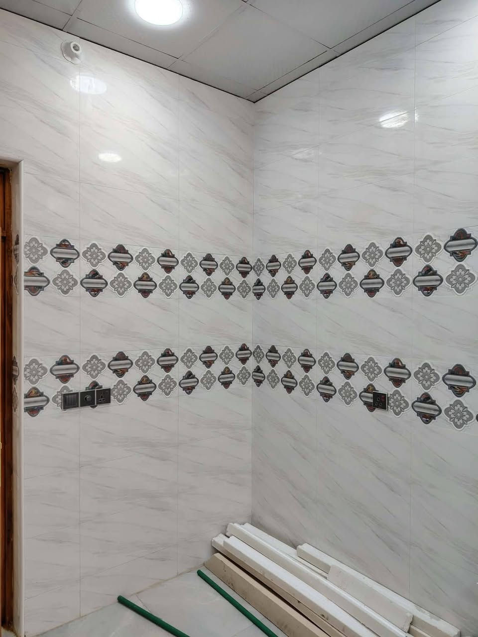 بيت تحفه جيب غراضك وكعد 
 مساحه 125 طاب وصرف طابوق كونكريت في الاسكان الصناعي نزله الثالثه يحتوي على غرفتين وصاله وديوانيه ومطبخ وصحيات داخليه وخارجيه الشراي فقط لمو شراي لا يعامل ***********
