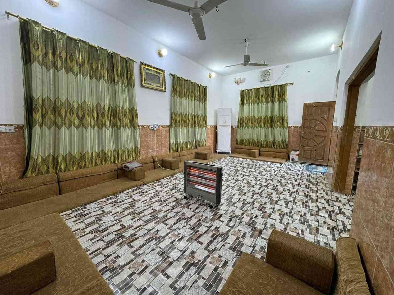 سلام عليكم ورحمة الله وبركاته يوجد بيت للبيع مساحه البيت 250م مع قطع 750م بناء طابوك سقف عكادهه سطح شتايكر زراعي يقع بين سوق الشيوخ والفظليه قرب صوره سيد جاسم الاستفسار على هذا الرقم ***********
