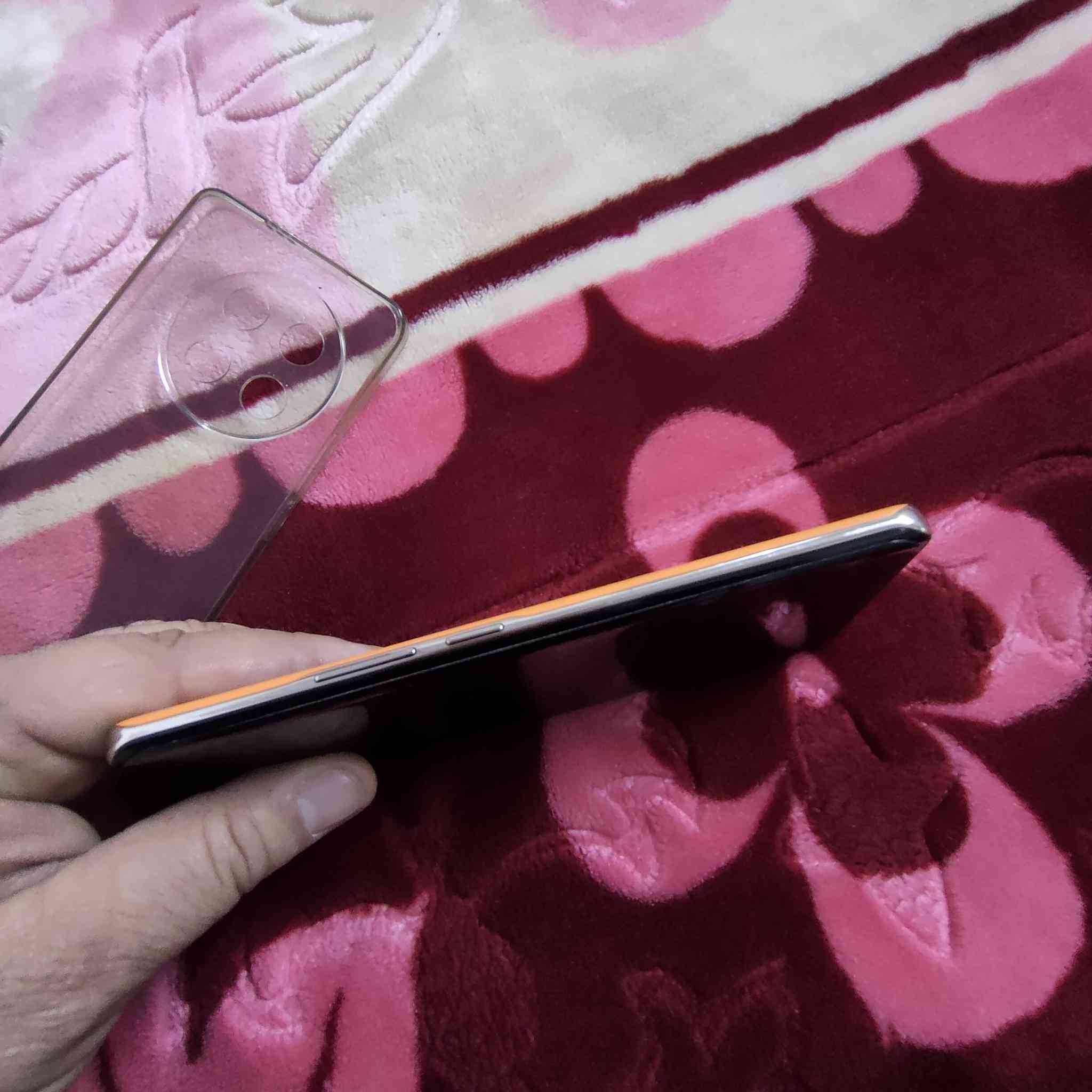 موبايل للبيع هونر x9cجهاز حيل نظيف ظهر جلد ذاكرة 256 ورام 24 غراض كامل مع شاحنة الاصلي السعر 300 وبي مجال شوية  رقم الموبايل *********** وكورك ***********
