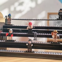 منصة عرض ليغو • ٤ طوابق • يتسع ٣٢ شخصية