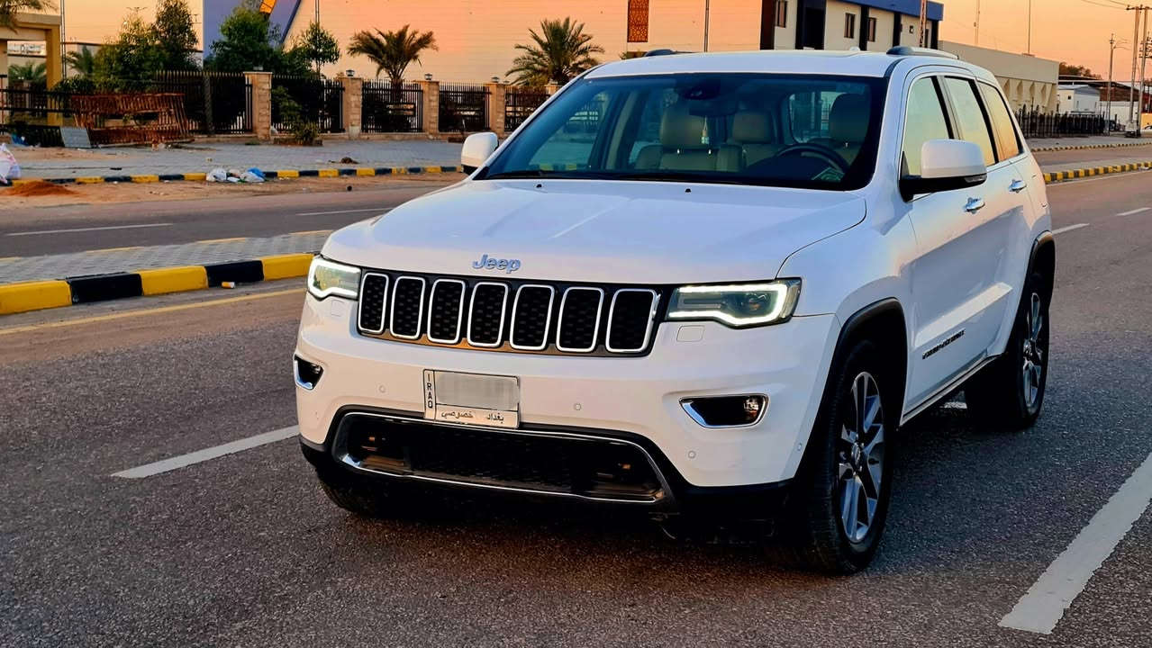 بيع مستعجل جيب 18 فول مواصفات كفالة عامة 
جيب كراند شيروكي (خليجي) لمتد بلاس 
الموديل : 2018
المحرك : V6 3.6L
الرقم : بغداد بأسمي تحويل مباشر 
الضرر : مكفولة كفالة عامة
المواصفات :
* ﻿﻿تشغيل عن بعد .
* ﻿﻿دفع رباعي 4x4 .
* ويل قياس 20 .
* ثلاث شاشات .
* ﻿﻿سقف بانوراما .
* دبل جام . 
* بصمة مع دخول ذكي .
* دخول سهل للسائق .
* نظام تشغيل واطفاء اوتماتيكي للمحرك .
* ﻿﻿فرش المقاعد من الجلد .
* ﻿﻿المقاعد الأمامية كهربائية مع وسادة ظهر .
* ﻿﻿ذاكرة لحفظ وضعيات الجلوس .
* ﻿﻿المقاعد الأمامية تدفئة وتبريد .
* ﻿﻿المقاعد الخلفية تدفئة .
* ضبط الستيرن كهربائي .
* ﻿﻿تدفئة ستيرن .
* تبريد قطعتين مع مناخ منفصل .
* ﻿﻿شاشة 8.4 انج .
* ابل كاربلي واندرويد اوتو .
* ﻿﻿نظام الملاحة (GPS) .
* نظام قياس ضغط الإطارات . 
* اربع وضعيات قيادة للطرق الوعرة .
* وضع القيادة الرياضي SPORT .
* وضع القيادة الاقتصادي ECO .
* ﻿﻿نظام خاص للطرق الوعرة .
* ﻿﻿المصابيح الأمامية متفاعلة مع LED نهاري .
* ﻿﻿كشافات الضباب زنون .
* ﻿﻿صندوق كهربائي .
* ﻿﻿حساسات أمامية .
* ﻿﻿حساسات خلفية .
* ﻿﻿كاميرا خلفية متفاعلة .
* ﻿﻿بخاخ ماء لتنظيف المصابيح الامامية .
* ﻿﻿مرايا جانبية ووسطية بخاصية التعتيم الذاتي .
* ﻿﻿مرايا جانبية مع هيتر .
* مرايا جانبية قابلة للطي كهربائياً .
* ﻿﻿مثبت سرعة .
* ﻿﻿نظام بريك اوتماتيكي .
* حقيبة العدة الاصلية والأسعافات الاولية .
* ريموت تحكم وسماعات هيدفون خاصة بالسيارة .
- تخم تايرات جديد
- حدادية اصلية كاملة جديدة
- ماشية 96 الف كيلو متر 
- السعر 250 ورقة
- مكان السيارة النجف الأشرف
ملاحظة : السيارة جاهزة وبأحسن حال ولا تحتاج الى اي مصرف لأن معتني بيها الى اقصى حد من ناحية الصيانة الدورية
للتواصل : ***********
