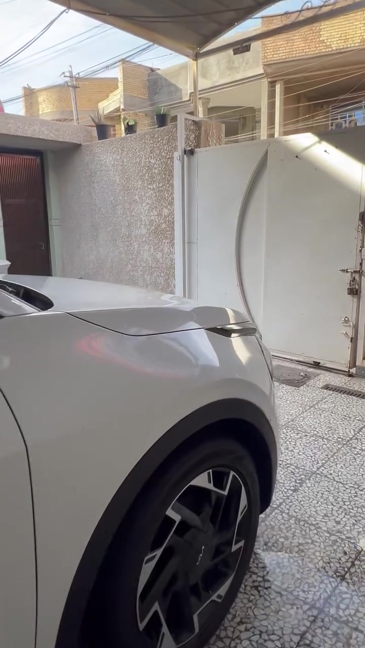 سلام عليكم سبورتج شركه الدوليه للبيع نص فول مكفوله كفاله عامه عده طخه بسيطه بباب الخلف السايق موضحه في الصوره
موصفاته 
بصمه تشغيل عن بعد 
حساس امامي خلفي
كامره خلفيه 
دشبول لونين
شاحنه USB
كير عصا
مكينه 2000
السعر :21.500$
الاستفسار /***********
