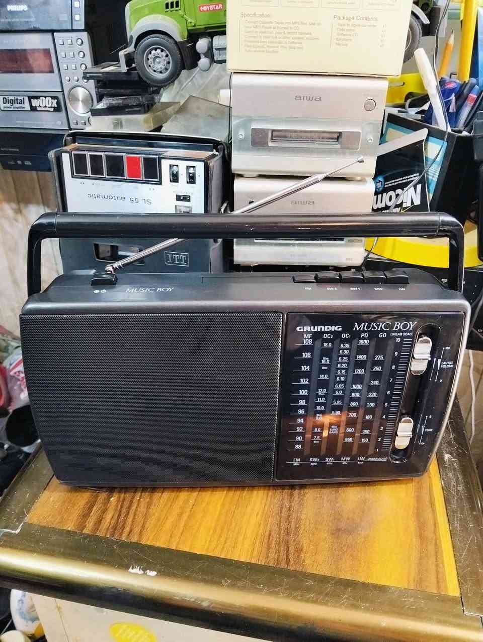راديو كروندك GRUNDIG BOY 170 
صناعه ألماني صنع سنة 1985 
جهاز بلادي غير داخل تصليح 
موجات الراديو FM MW SW1 SW2 LW 
سحب ممتاز للمواجات صوت عالي ونقي 
يعمل كهرباء 220 وباتري كبير عدد 4 
أبعاد الجهاز عرض 33 سم ارتفاع 20 سم 
يوجد فديو بالمنشور يوضح التشغيل 
للحجز والاستفسار المراسله على الخاص


**إذا كنت صاحب هذا الإعلان وتريد حذفه لأي سبب، رجاءا أرسل رسالة إلى الدعم الفني**