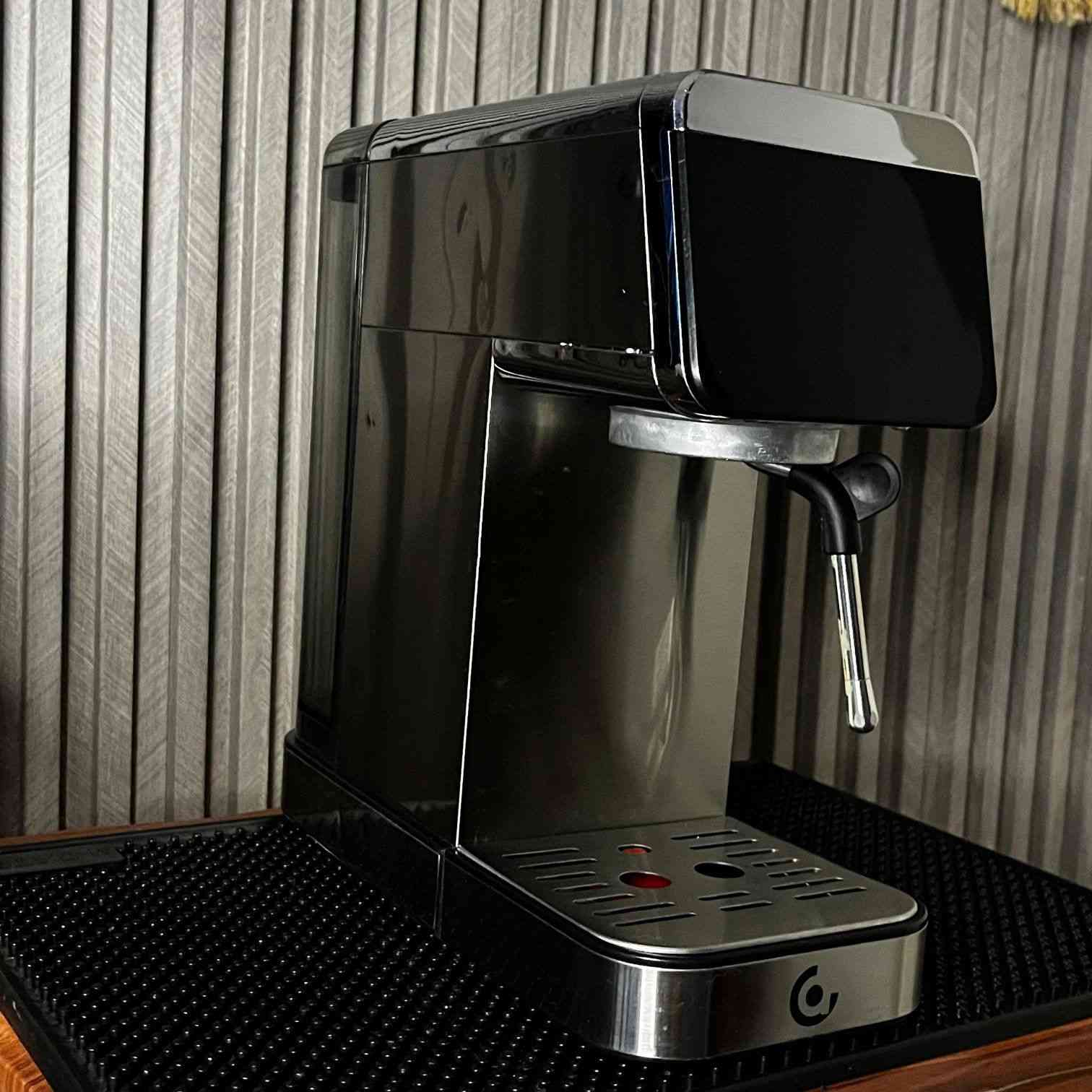 ☕ ماكينة إسبريسو مستخدم نظيف 
 بتصميم عصري وأداء عملي لعشاق القهوة! 
مكينة احترافية مناسبة للاستخدام اليومي وتحضير:
الإسبريسو
الكابتشينو
اللاتيه
المشاريب الساخنة بكل سهولة
✨ المميزات:
تصميم ستانلس ستيل أنيق وفخم
شاشة لمس بإضاءة LED
تحضير كوب أو كوبين
عصا تبخير قوية لرغوة حليب كريمية
خزان ماء جانبي شفاف سهل التعبئة
حجم مناسب للمطبخ والمنزل
تشغيل سريع وتسخين ثابت
قاعدة تنقيط قابلة للإزالة للتنظيف السهل
🔥 مناسبة للمبتدئين ومحبي القهوة المختصة تعطيك استخلاص ممتاز ورغوة حليب ناعمة لتحضير مشروبات احترافية بالبيت أو بالمحل.
📌 شكل عصري • أداء عملي • استخدام سهل
للحجز والاستفسار مراسلة الصفحة


**إذا كنت صاحب هذا الإعلان وتريد حذفه لأي سبب، رجاءا أرسل رسالة إلى الدعم الفني**